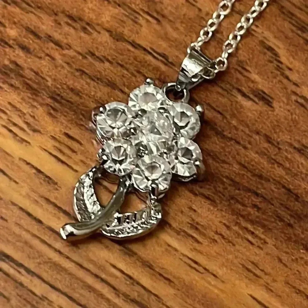 Vintage White Diamonds Style Crystal Flower Necklace J11